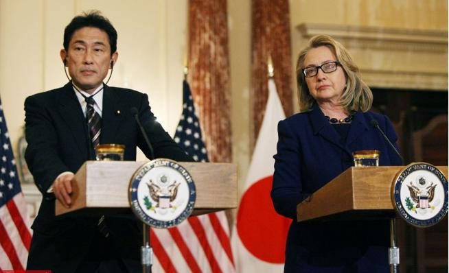 Ngày 18/1/2013, khi gặp gỡ Ngoại trưởng Nhật Bản Fumio Kishida, Ngoại trưởng Mỹ Hillary Clinton tuyên bố: Đảo Senkaku thuộc về Nhật Bản, nên thích hợp với Hiệp ước An ninh Mỹ-Nhật.
